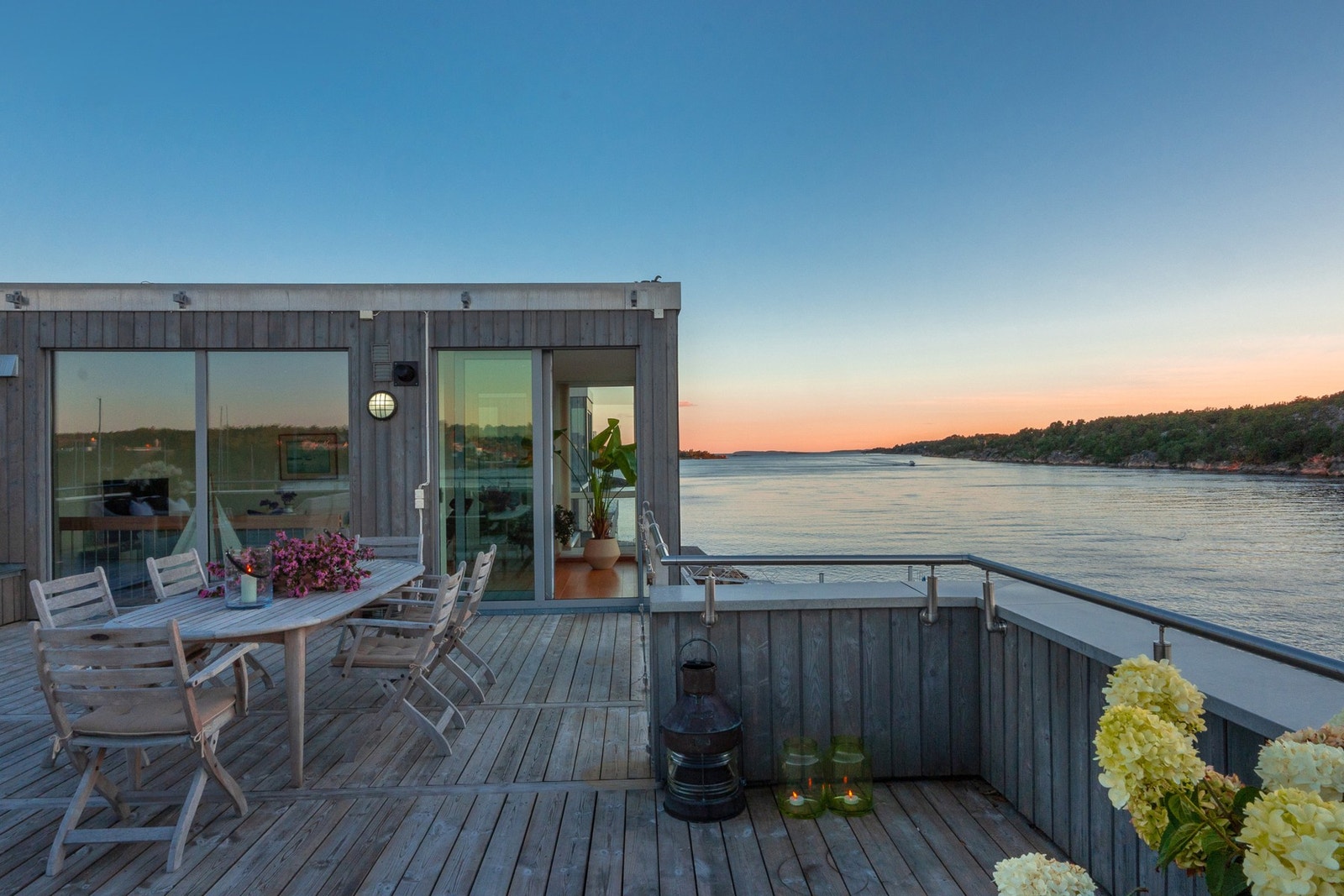 Her kan du nyte sene kvelder med god plass til det sosiale med en sjelden utsikt Galleribilde