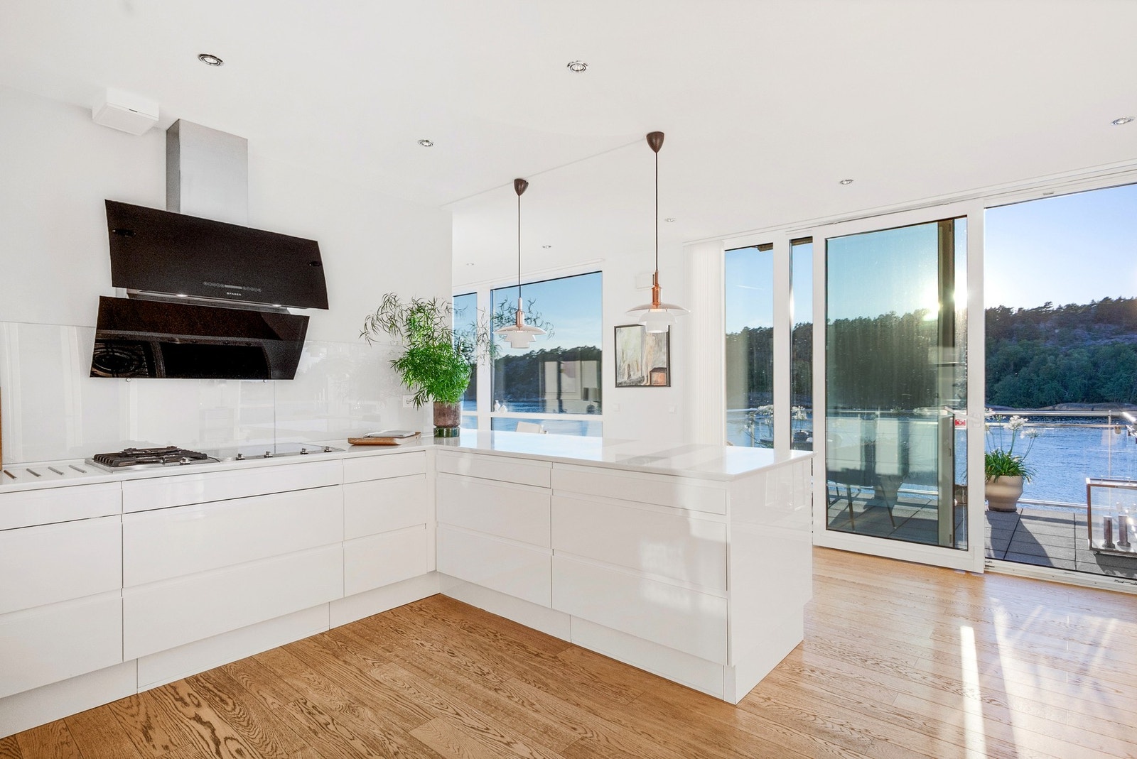 Effektiv planløsning med god arbeidsflate og rikelig med skapplass Galleribilde