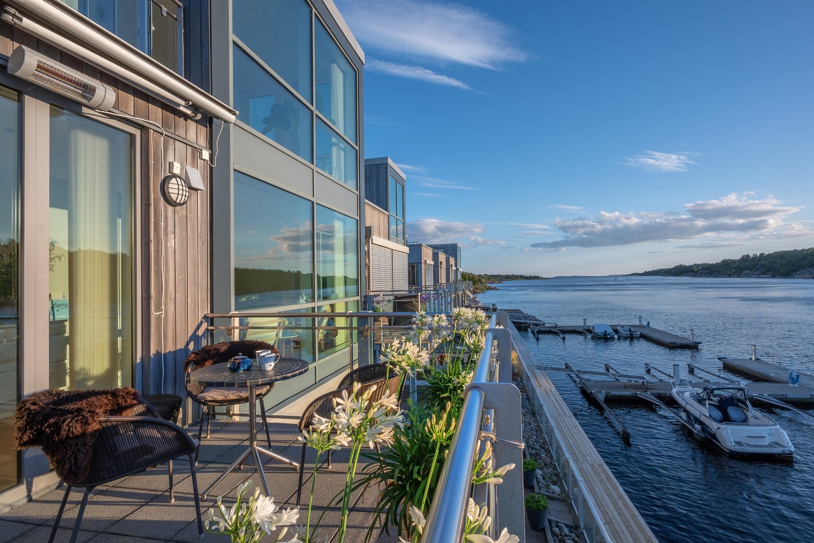 To vestvendte balkonger á ca. 10 m² - perfekte til morgenkaffen eller en rolig kveld i sola Galleribilde