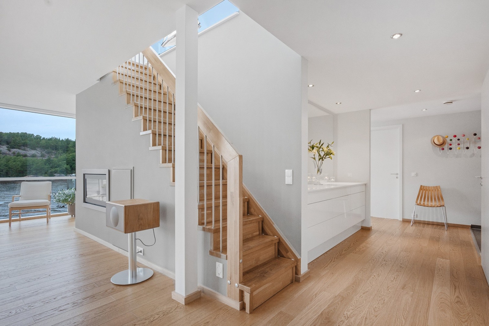 Den lekre trappen leder deg opp til overetasjen med stue og takterrasse Galleribilde