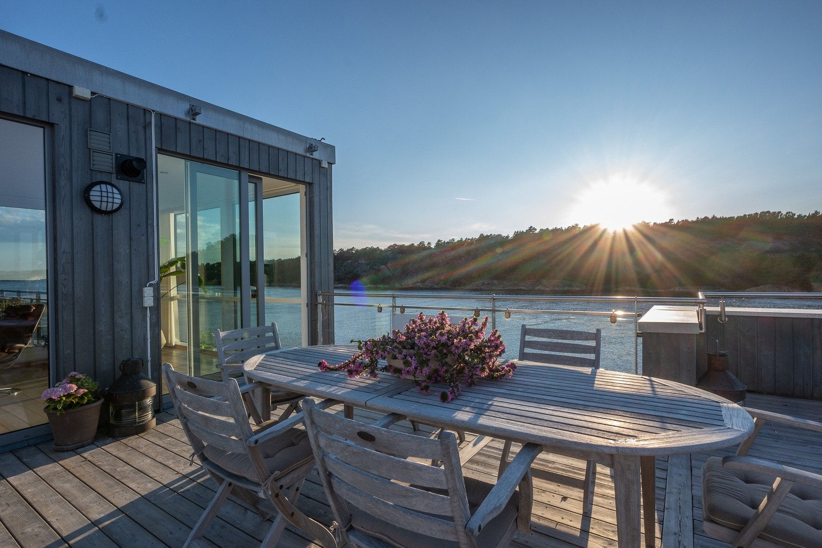 Store skyvedører slipper inn rikelig med dagslys og knytter ute og inne sømløst sammen Galleribilde