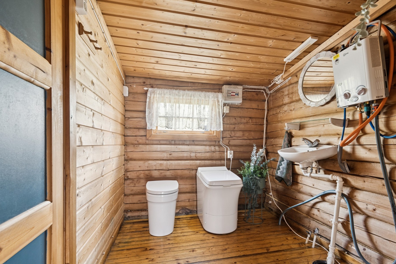 WC-rommet er utstyrt med servant og forbrenningstoalett. Galleribilde