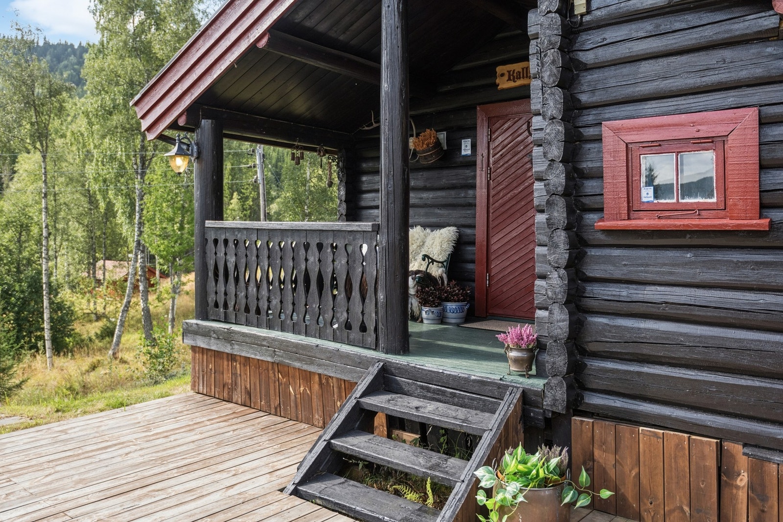 Hytta ønsker deg velkommen med et pent opparbeidet inngangsparti med terrasse. Galleribilde