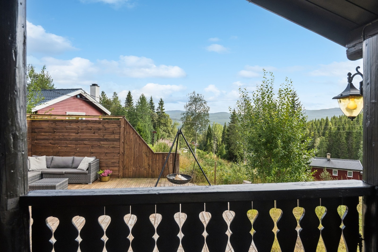 Omkringliggende skogområder byr på flotte turmuligheter året rundt, med tilgang til jaktterreng, fiskevann og et rikt friluftsliv. Galleribilde