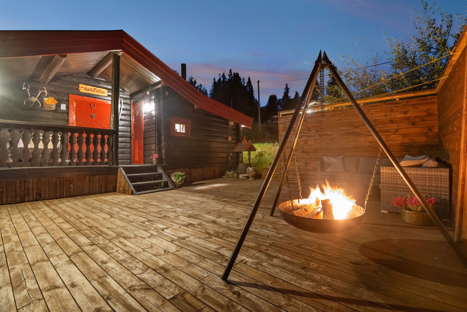 Hytta ligger i et pent og etablert hyttefelt, med utsikt ut over vakre Skrukkelia og toppene i horisonten. Galleribilde