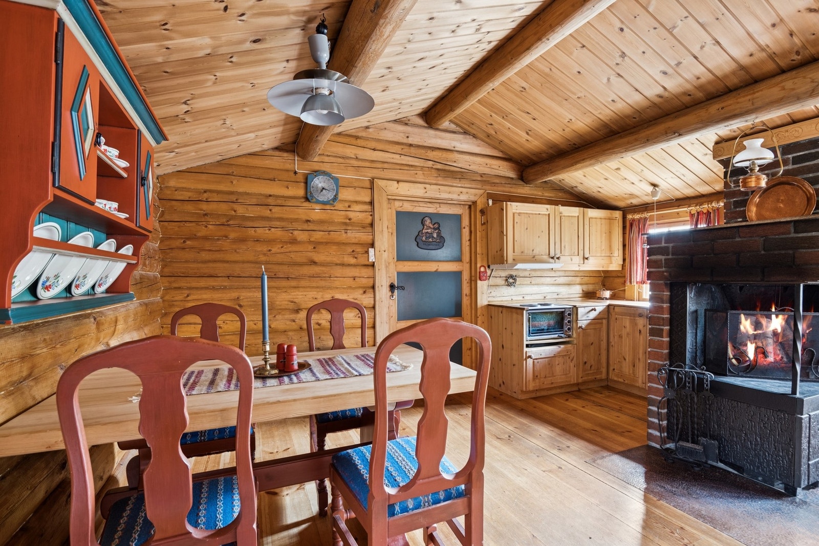 Planløsningen består av stue med peisovn og åpen løsning mot kjøkken. Galleribilde