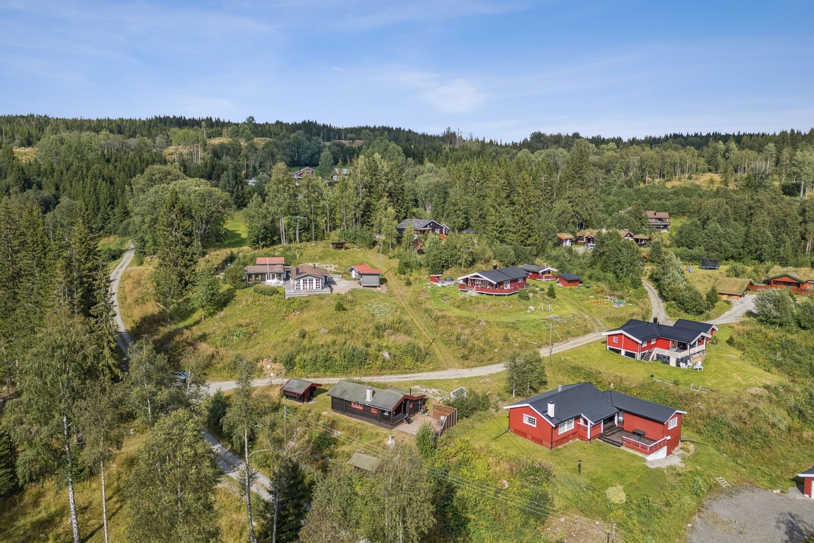 Her får man gode solforhold og vakker utsikt mot skogkledde åser og uberørt natur. Galleribilde