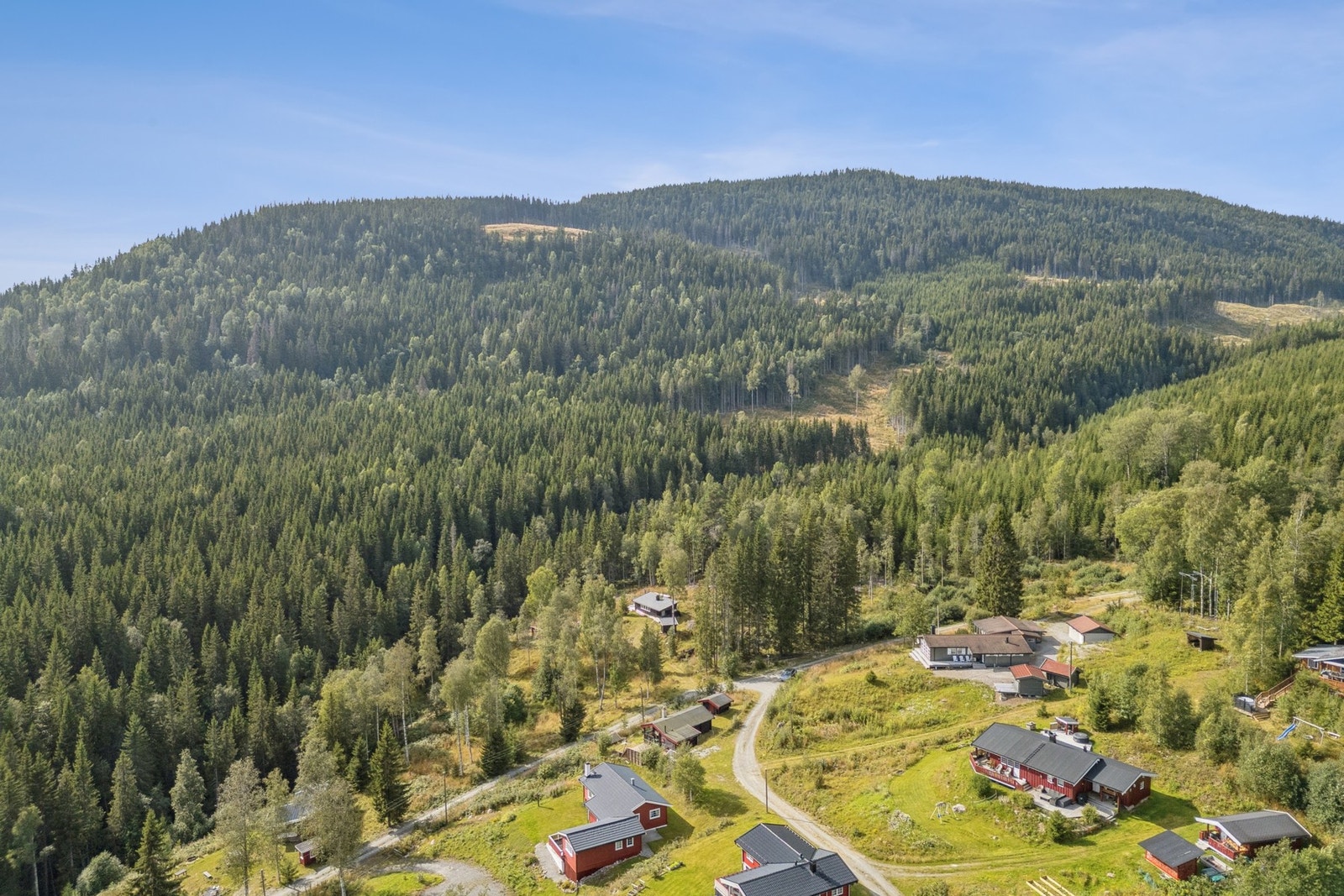 Eiendommen ligger i rolige og naturskjønne omgivelser i et lite hyttefelt ved Simarud. Galleribilde