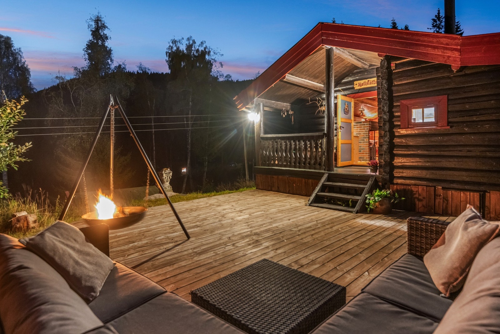 Terrassen er på 42 kvm hvor du kan nyte kaffekoppen i fred og naturskjønne omgivelser. Galleribilde