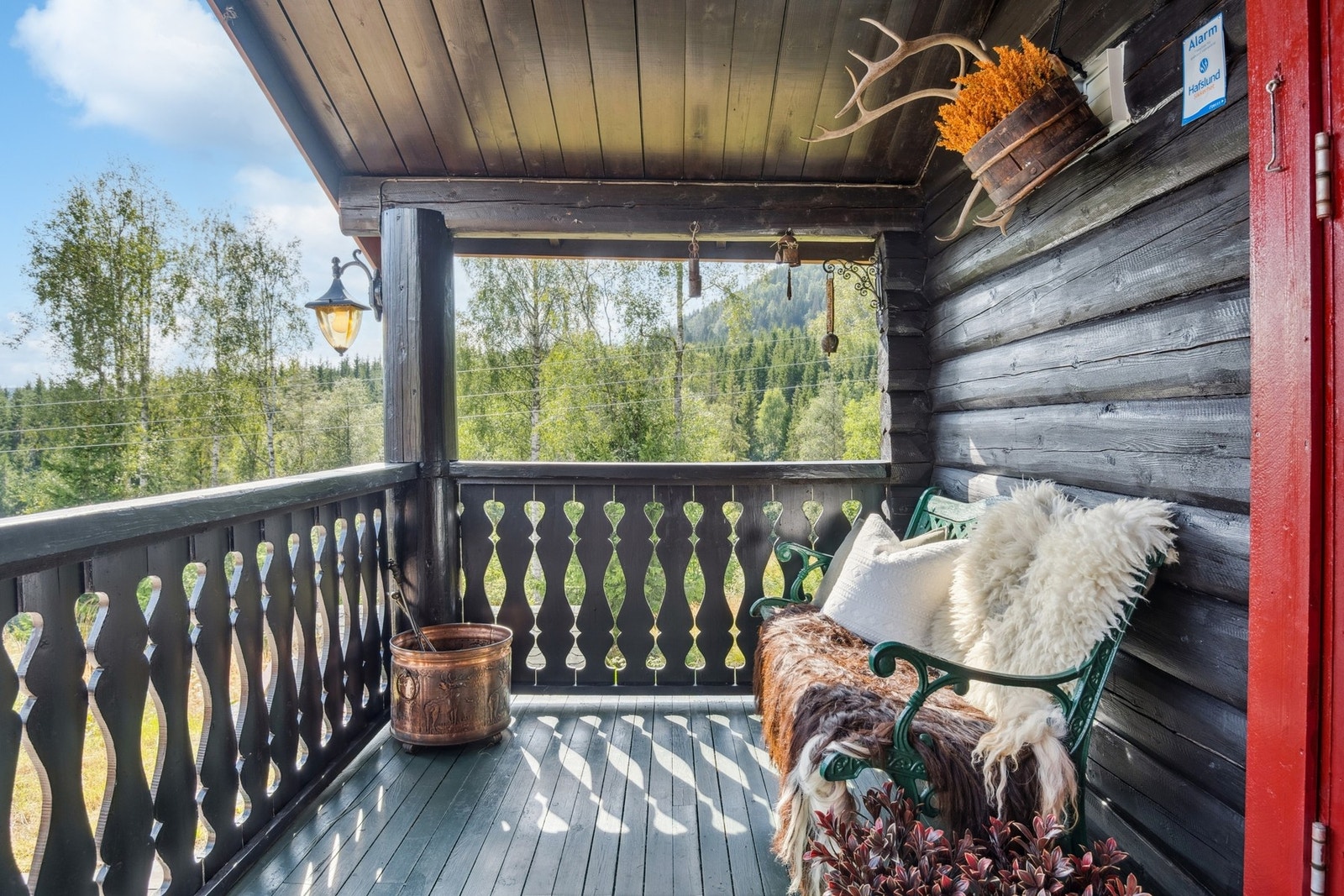 Koselig terrasse med god plass til utemøblement. Galleribilde