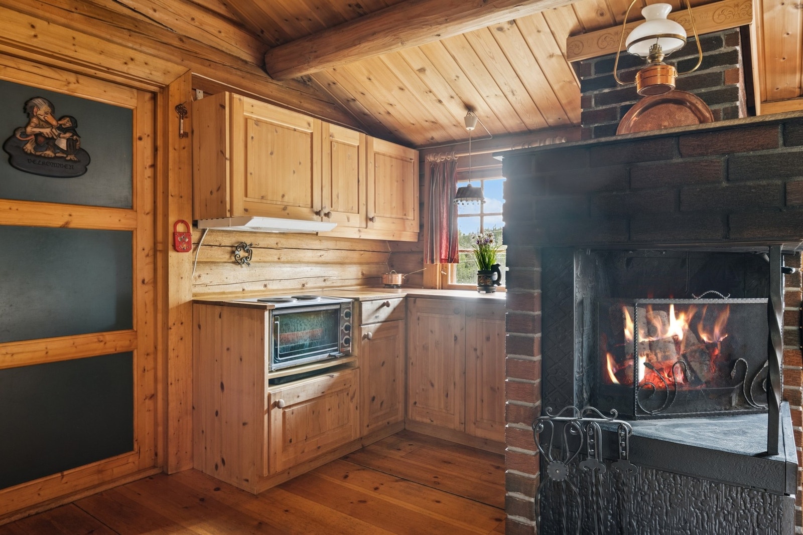 Kjøkkenet er utstyrt med profilerte fronter, heltre benkeplater, oppvaskkum og hybelkomfyr. Galleribilde