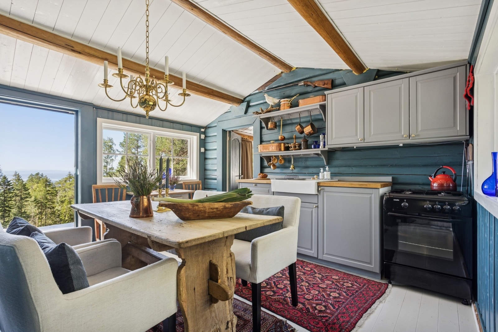 Hyggelig kjøkken med nostalgisk preg og vindu ut mot naturen. Galleribilde