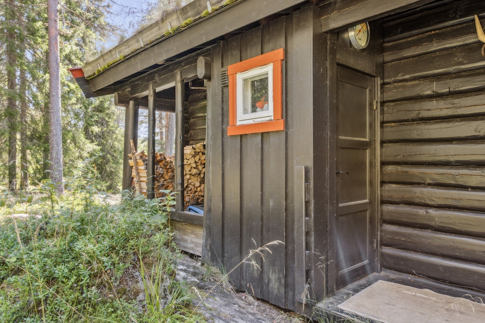 Hytta har også utvendig bod og oppbevaringsmuligheter for ved. Galleribilde