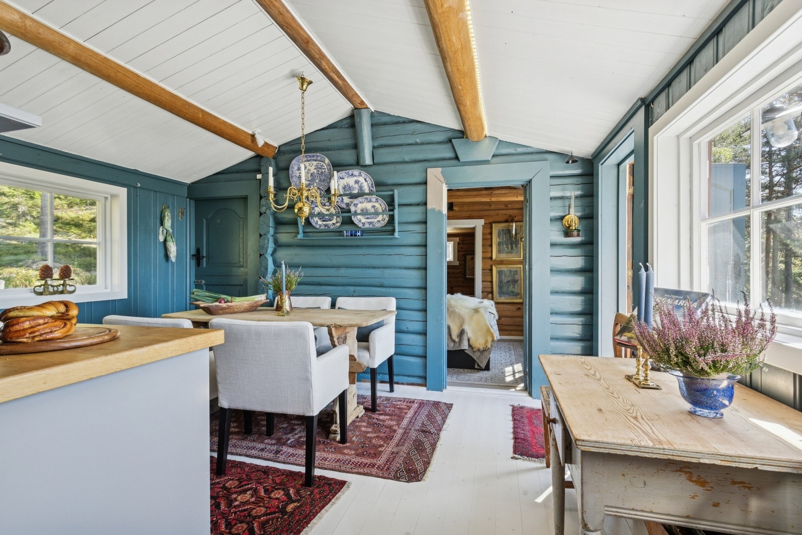 Spiseplass ved kjøkkenet - en naturlig samlingsplass for familien. Galleribilde