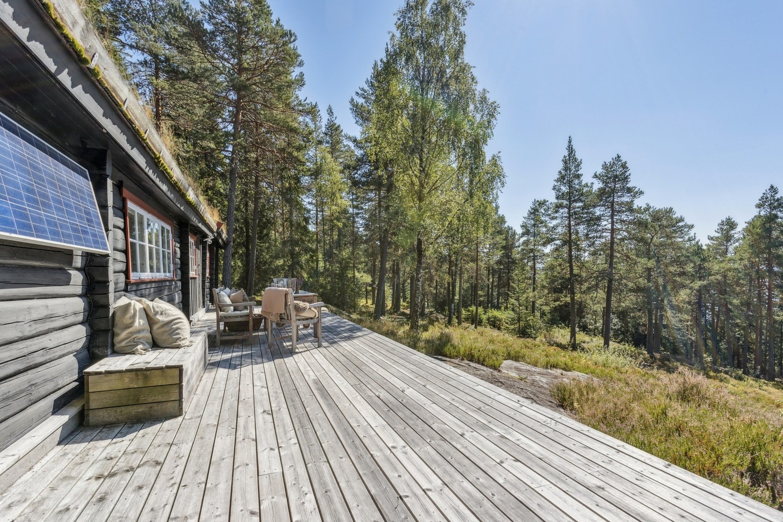 Stor terrasse med god plass til utemøbler og sosiale sammenkomster. Galleribilde
