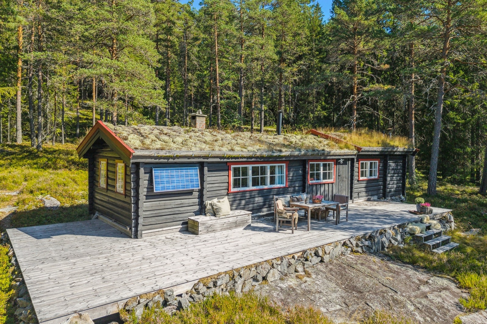 En koselig hytte med naturen tett på - her er det bare å gå ut av døren så er du i skogen. Galleribilde