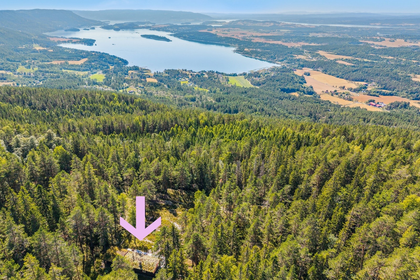 Hytten ligger lunt til med flotte solforhold og fri beliggenhet. Galleribilde