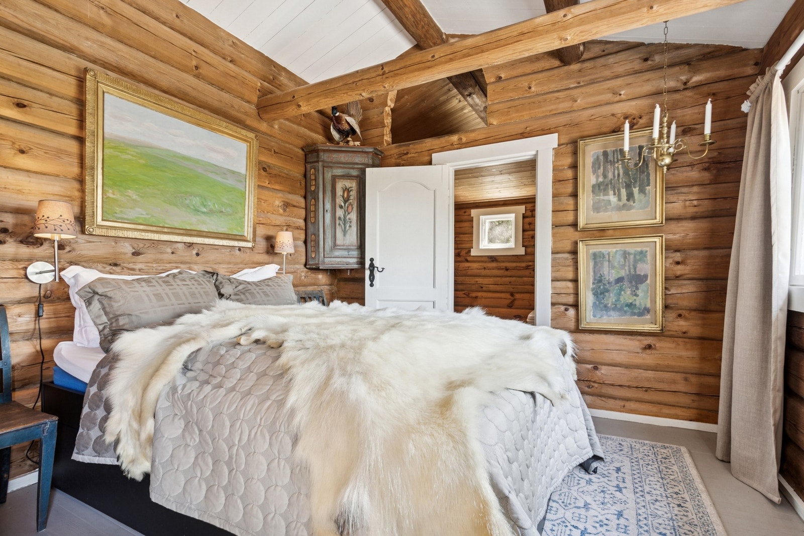 Hytten har to soverom - hovedsoverommet er et herlig rom. Galleribilde