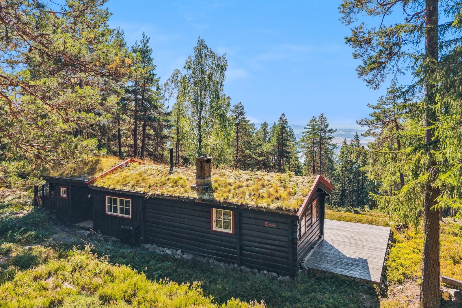 Velkommen til en stemningsfull tømmerhytte omgitt av naturen. Galleribilde