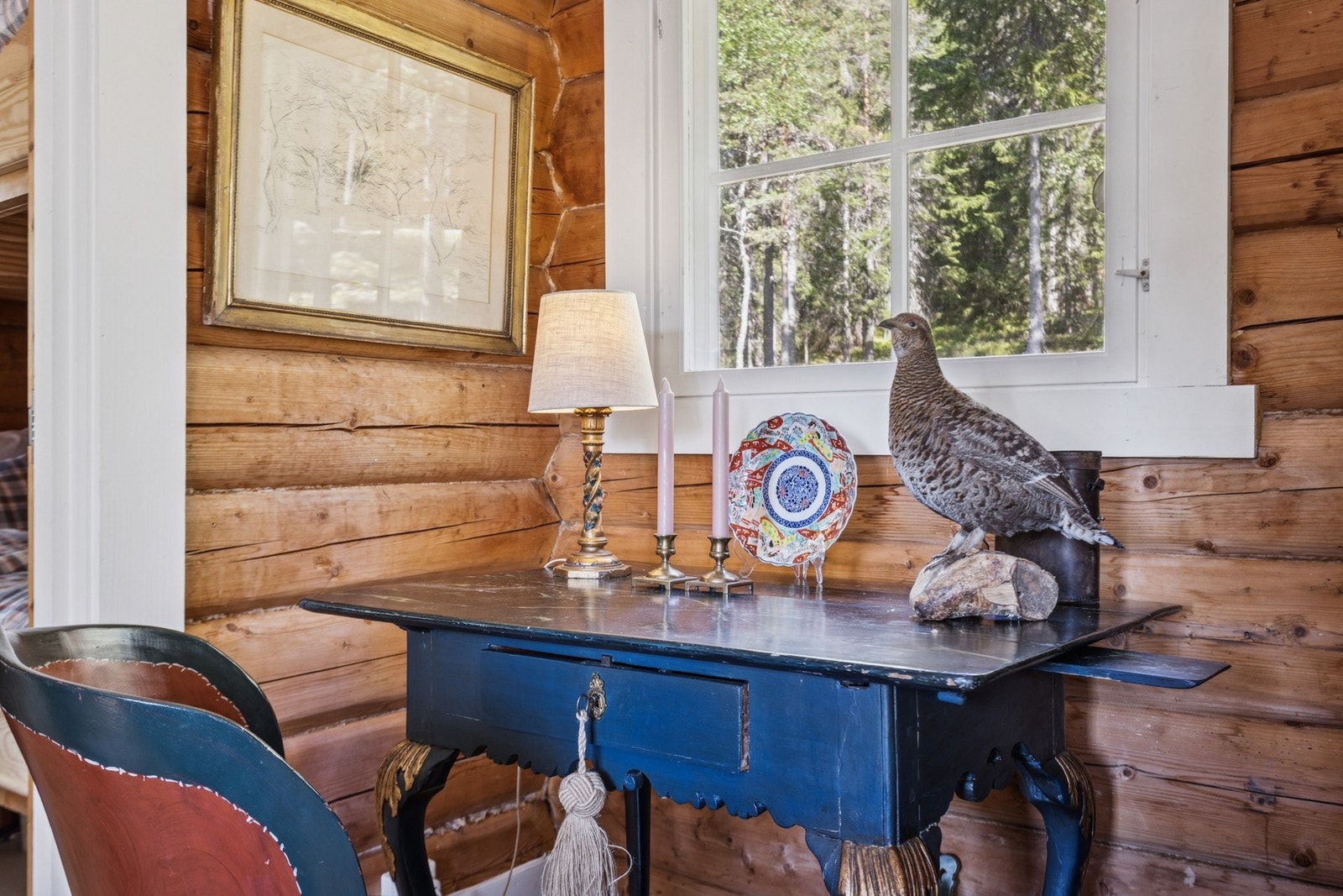 Her kan du sitte å titte ut på skogens dyreliv. Galleribilde