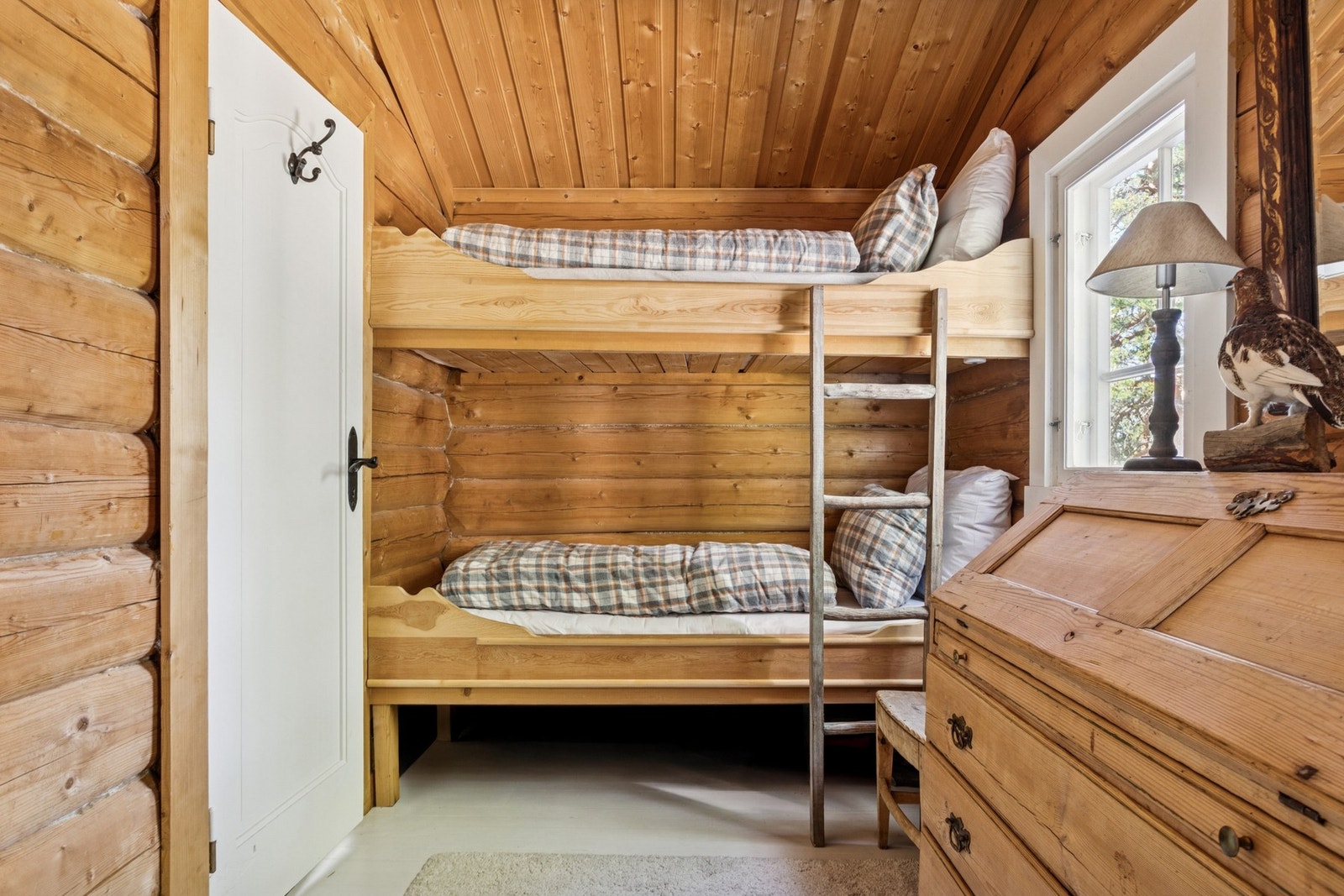 Det andre soverommet er stort og er innredet med køyesenger på begge sider. Galleribilde