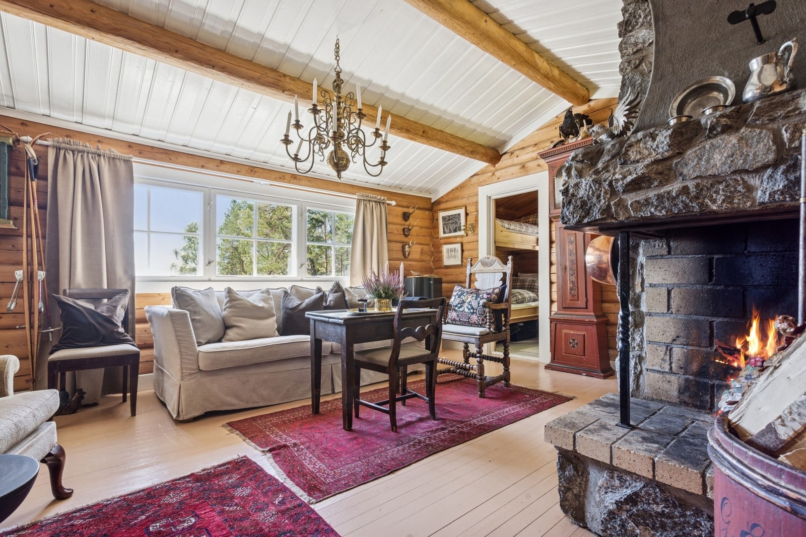 Det er god plass til sofagruppe og annet møblement. Galleribilde