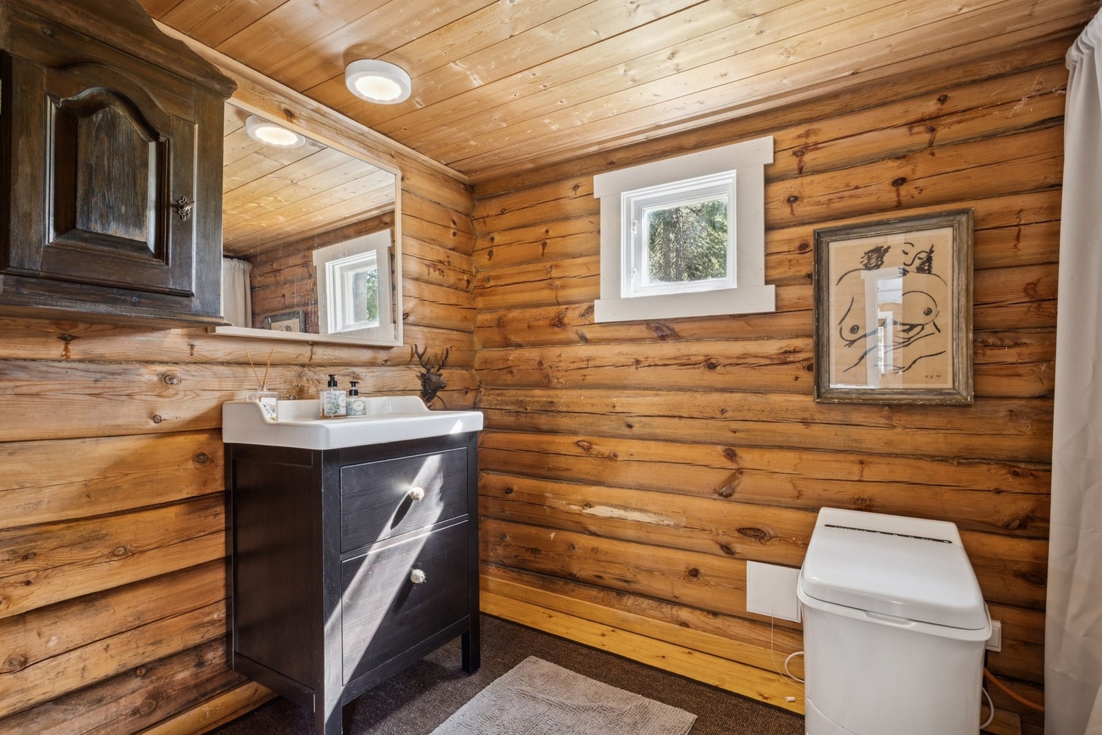 Et enkelt og funksjonelt baderom. Galleribilde