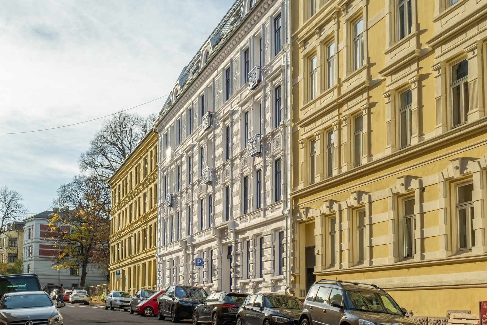 Fasaden er nyoppusset, og gården er virkelig et smykke som skiller seg fra resten. Galleribilde