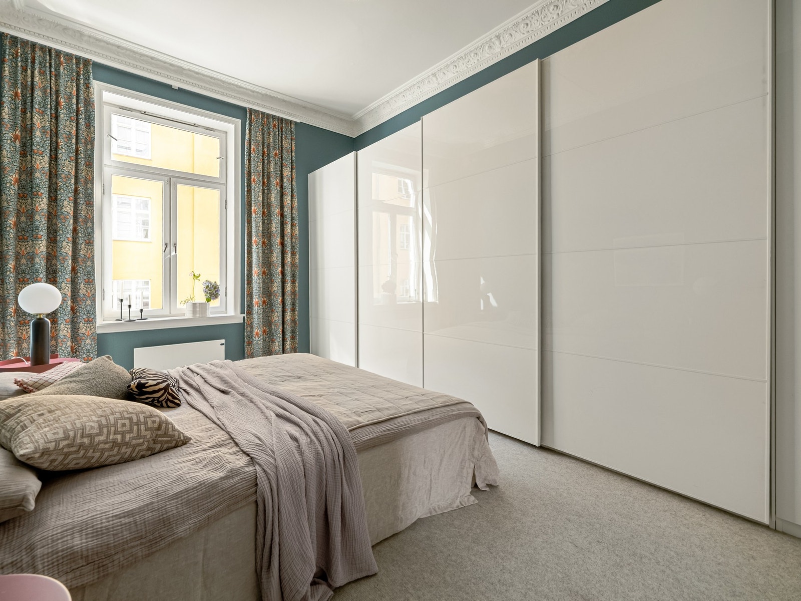 Og en diger skyvedørsgarderobe. Galleribilde