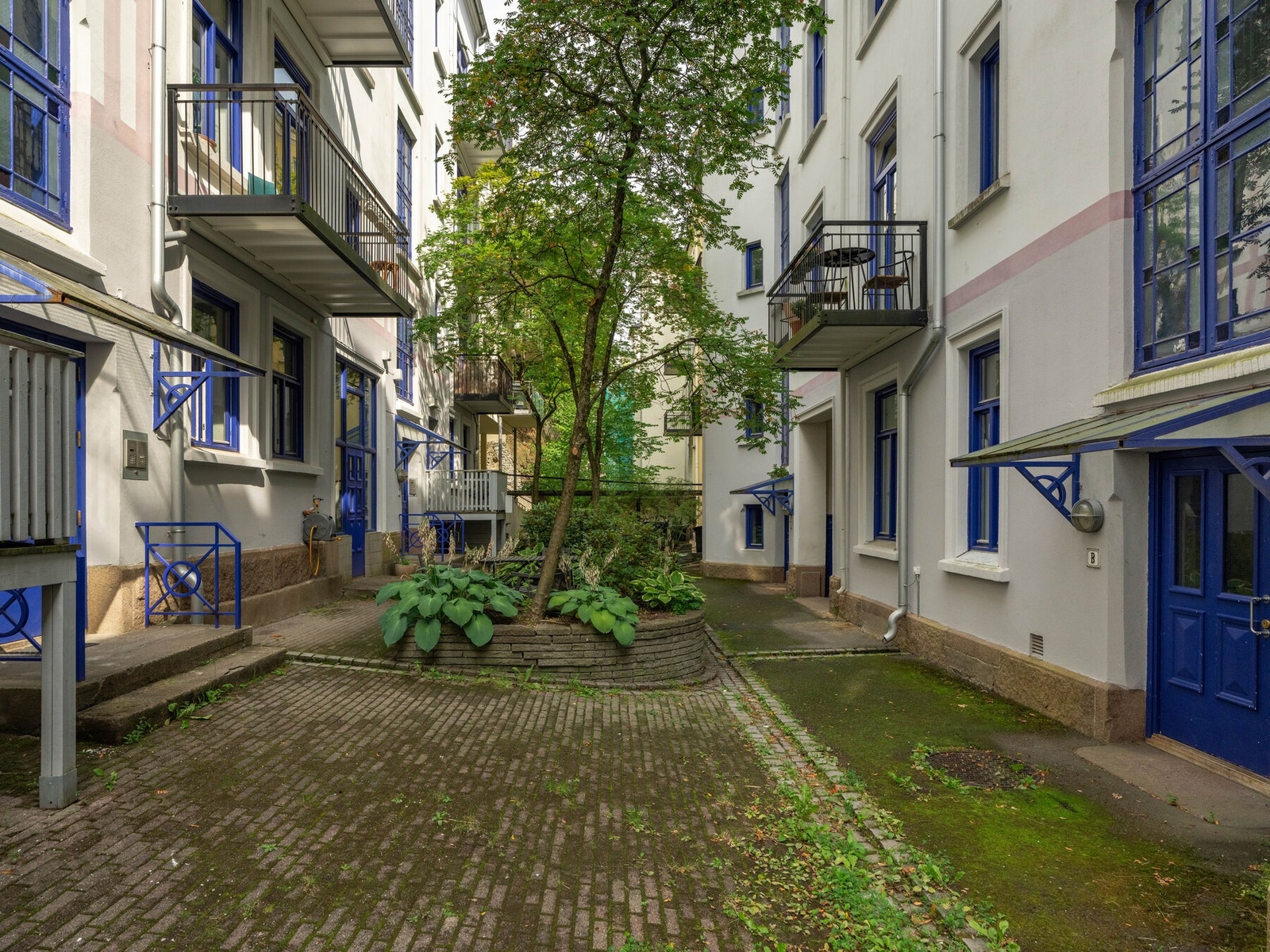 Bakgården er et hyggelig sted, og skal i tillegg oppgraderes. Det blir fint det! Galleribilde