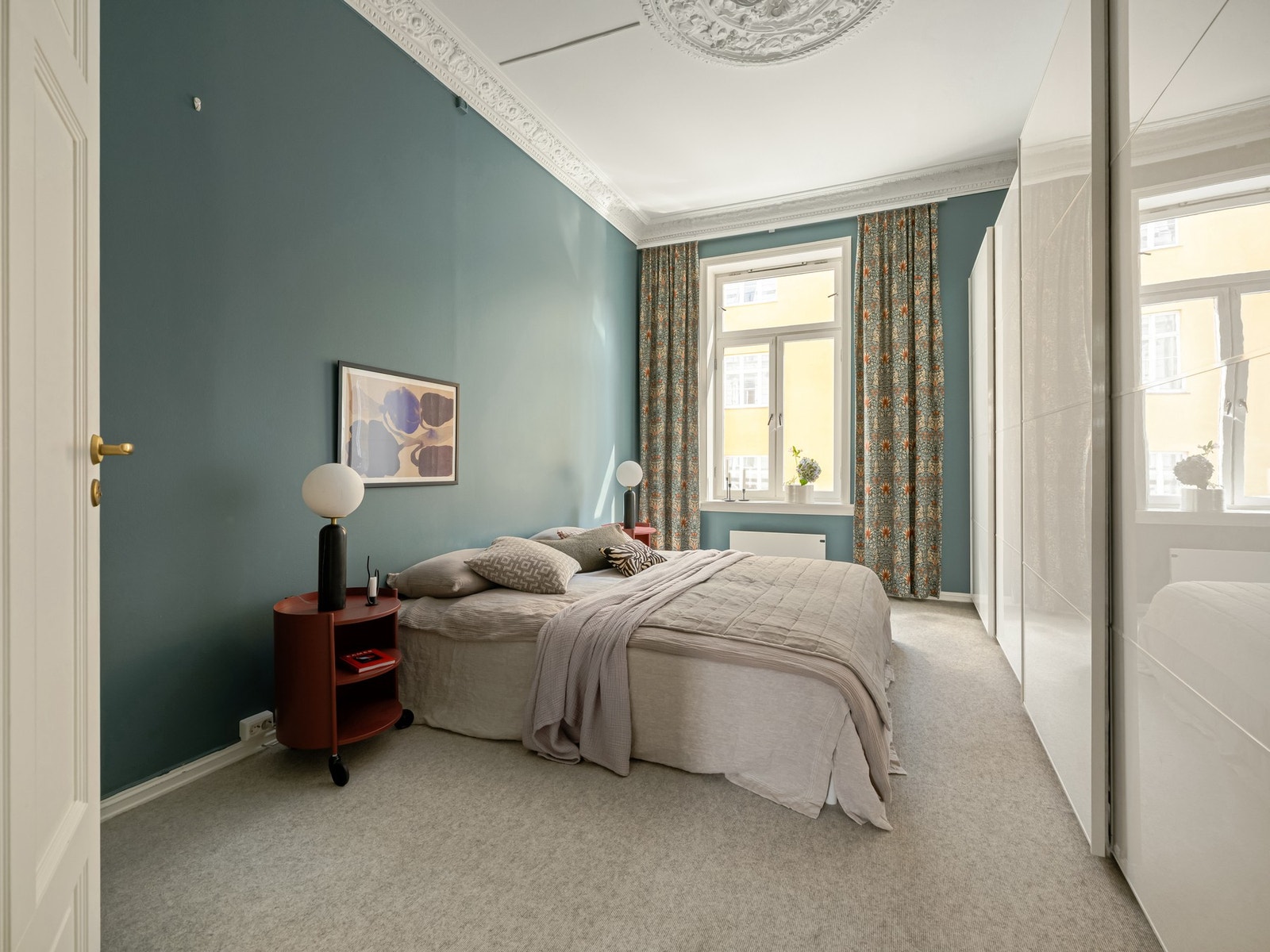 Nå er vi på hovedsoverommet. Eller stue nr. 2 for de som ikke trenger 3 soverom. Galleribilde