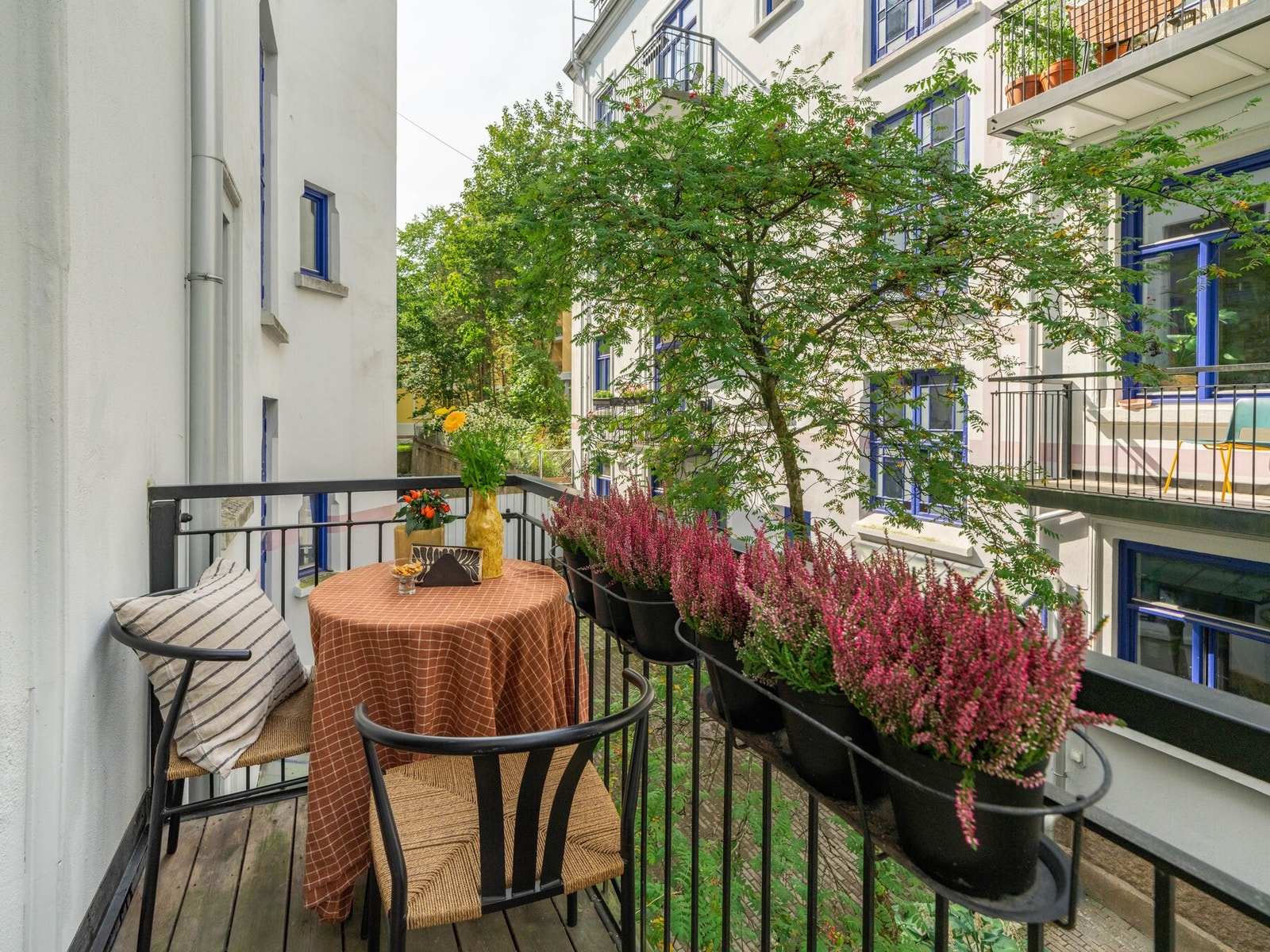 Dette er en koselig bakgårdsbalkong, stille og rolig og lunt. Galleribilde