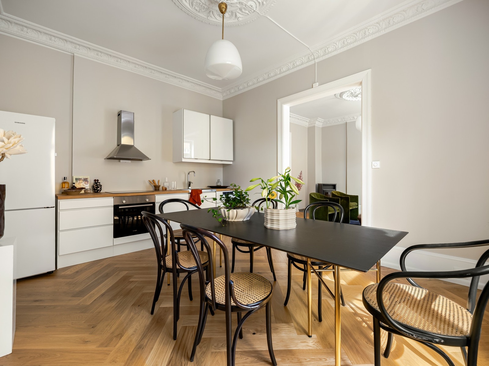 Stor døråpning ut til stua gjør at rommene henger sammen, men samtidig er godt adskilt. Galleribilde