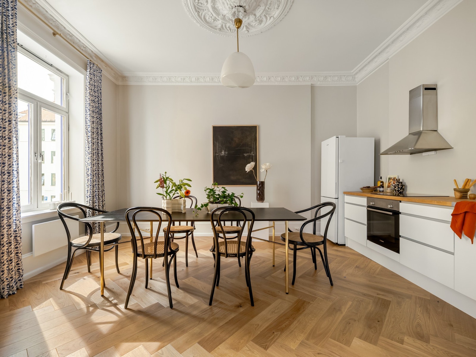 Dette er et stort rom, med massevis av plass til stort spisebord. Galleribilde