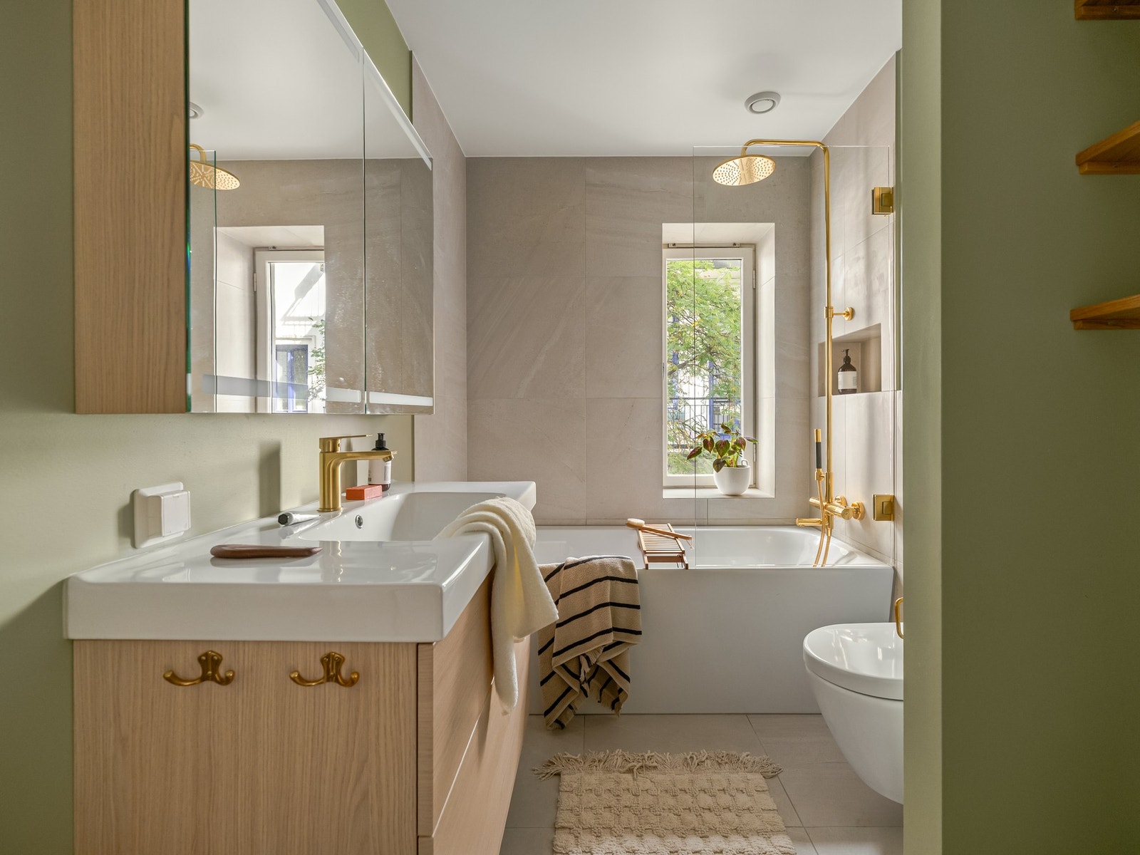 Nå gjør vi et lite hopp inn til badet. Fullstendig pusset opp i 2022, med arkitekttegnede løsninger. Galleribilde