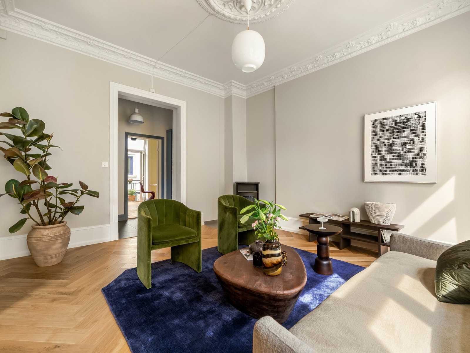 Vi starter i stua. Dette er en klassisk 4-roms leilighet, med store rom og skikkelig takhøyde. Galleribilde