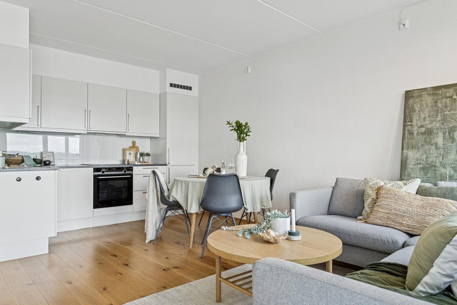 Den innbydende spiseplassen er perfekt plassert midt i rommet - ideelt for både hverdagsmiddager og hyggelige kvelder med gjester. Galleribilde