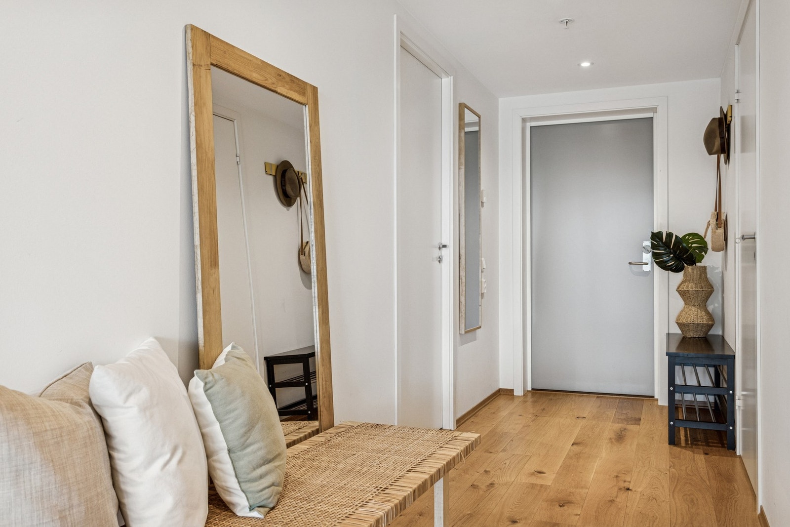 Innbydende entré med plass til oppbevaringsmøbler. Velkommen inn! Galleribilde