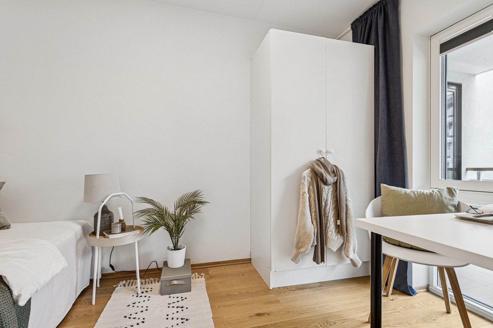 Innredet garderobeskap gir en praktisk og plassbesparende løsning. Galleribilde