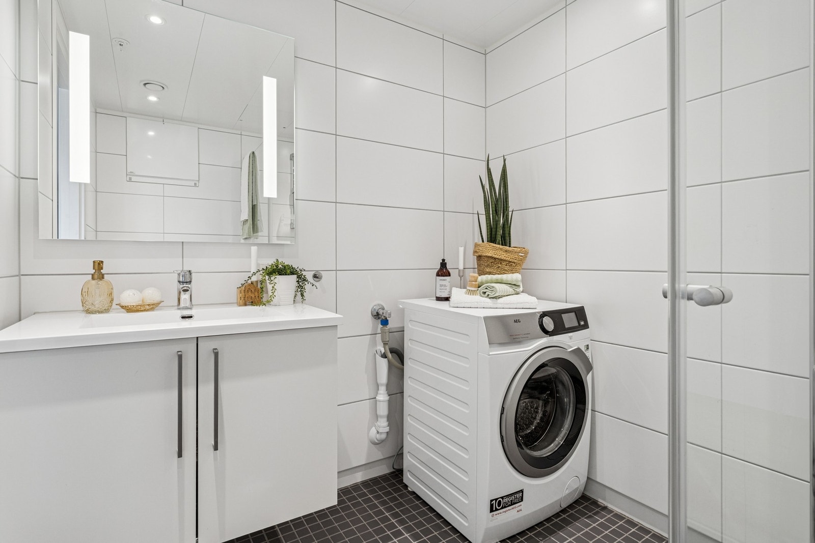 Praktisk opplegg for vaskemaskin, samtidig som badet holder seg ryddig og stilrent. Galleribilde