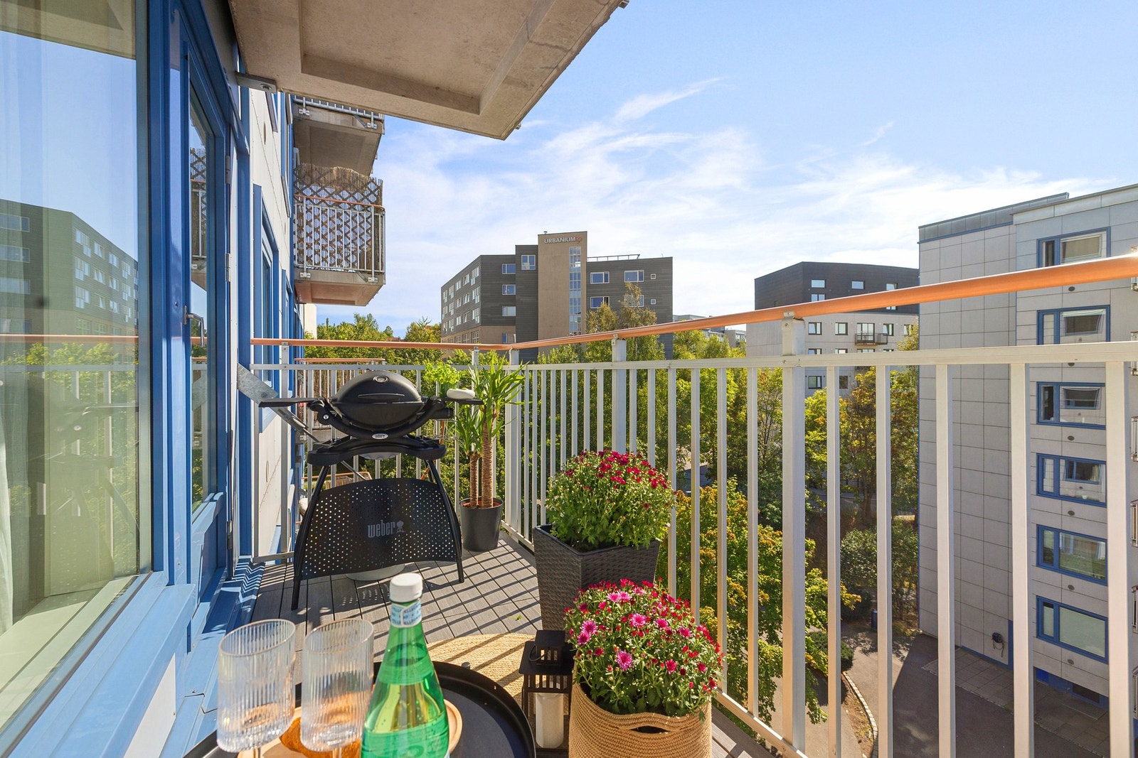 Leiligheten oppleves som høyt og fritt beliggende uten sjenerende innsyn. Galleribilde