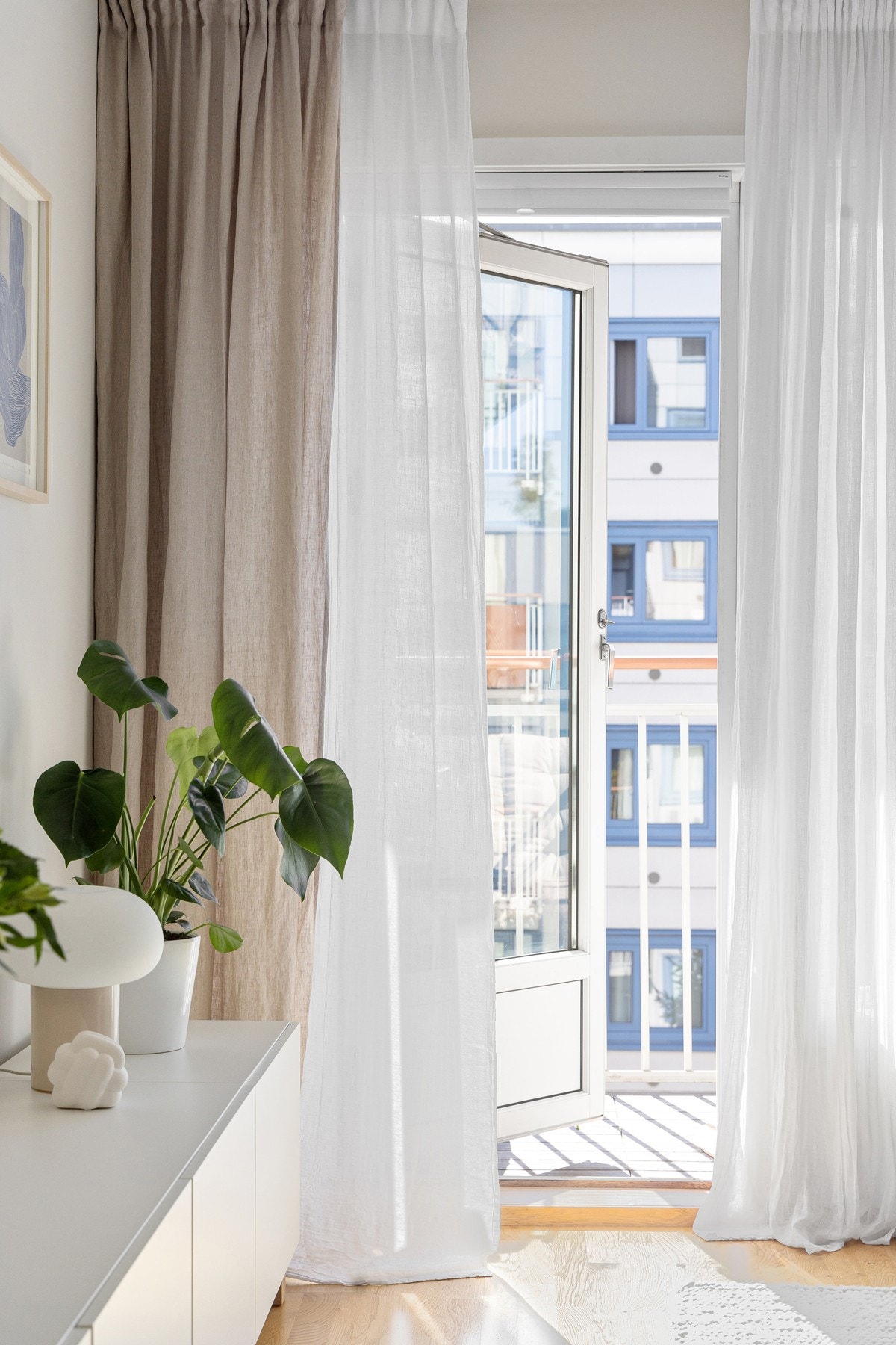 Fra stuen er det utgang til en solrik balkong på ca. 5 kvm. Galleribilde