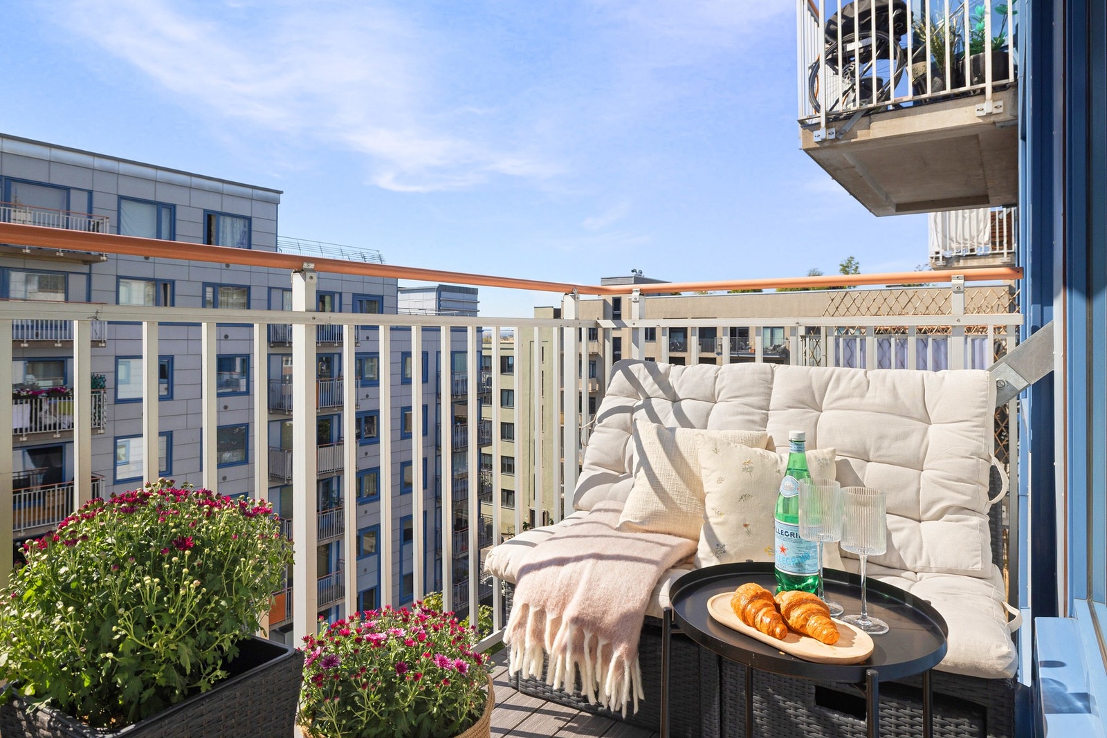 Her sitter du høyt og fritt i byggets 6. etasje med fin utsikt og gode solforhold. Galleribilde