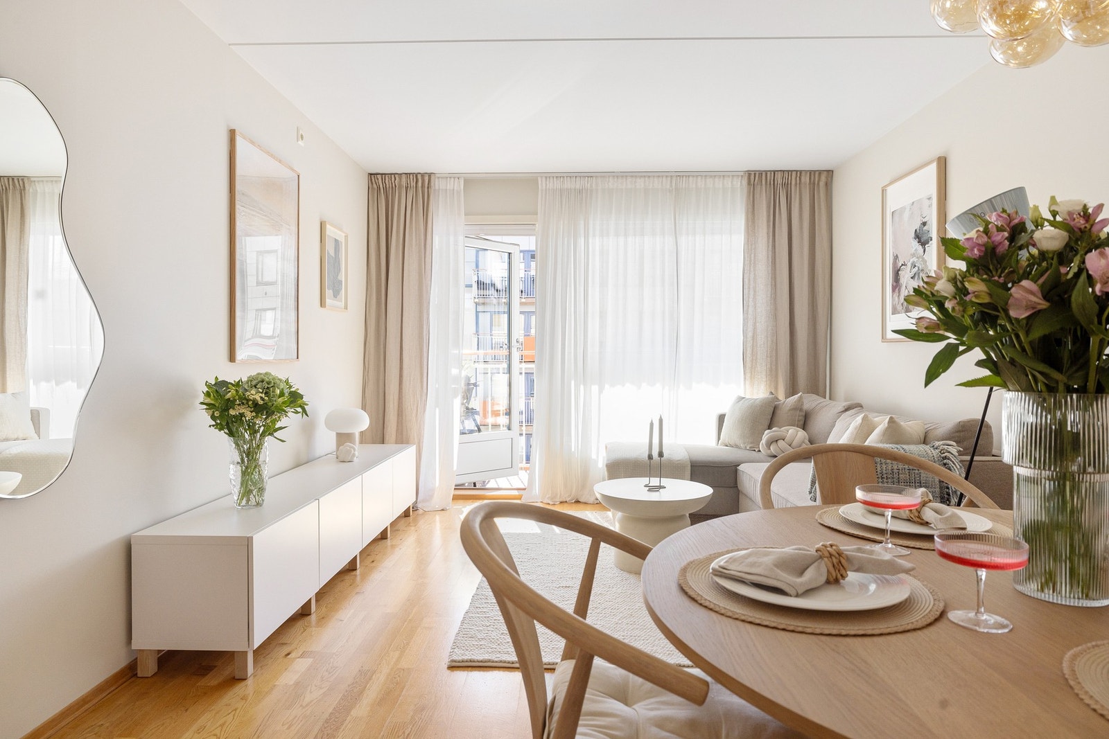 Stuen rommer god plass til sofagruppe og spisesone uten å gå på bekostning av den generelle flyten i leiligheten. Galleribilde