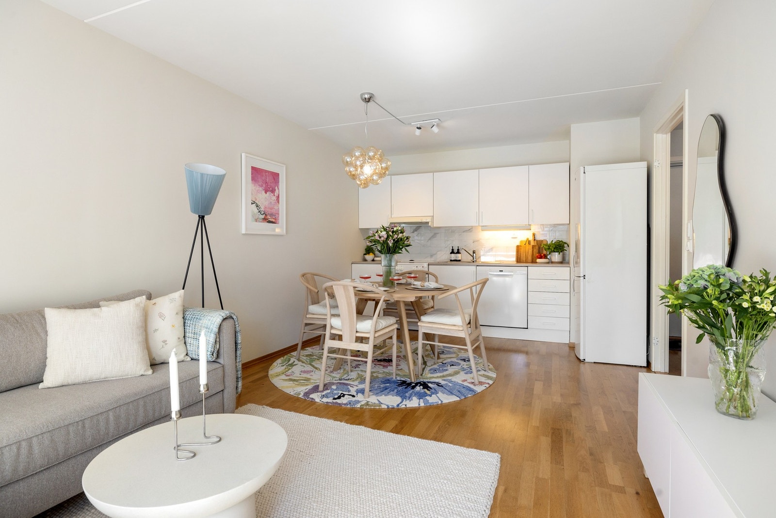 Leiligheten har et flott kjøkken med god plass til å lage mat i godt selskap. Galleribilde