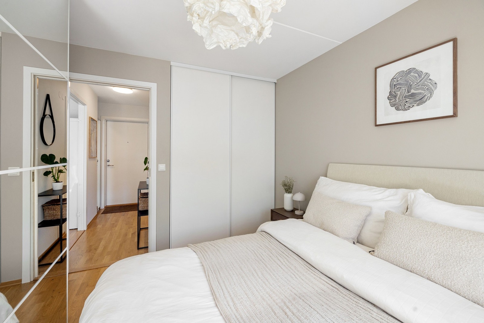 Her er det god plass til oppbevaring av klær på begge vegger. Galleribilde