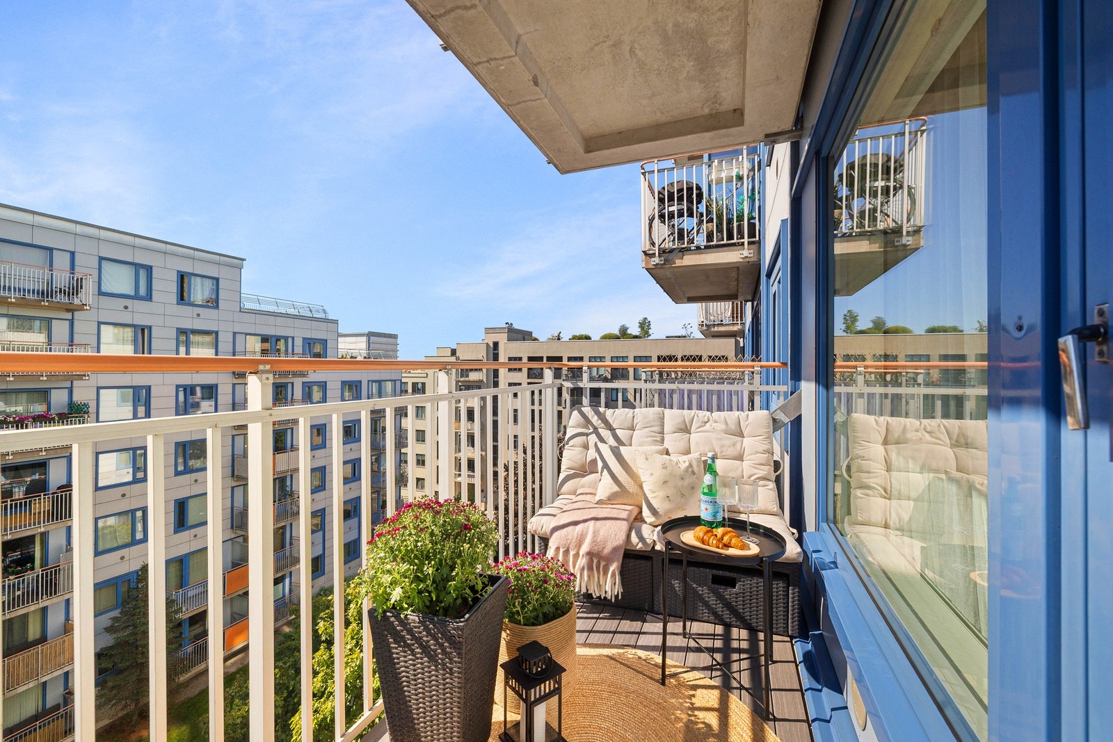 Balkongen er sørvendt og på sommerstid er det sol fra ca. kl. 11.00 - 22.00. Galleribilde