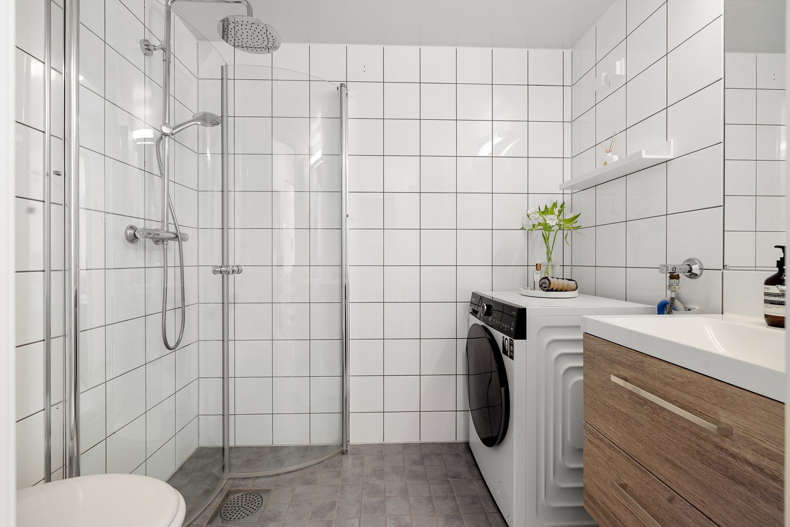 Her får du servant med
skuffeinnredning, klosett med vegghengt klosettskål og innebygget sisterne samt opplegg for vaskemaskin. Galleribilde