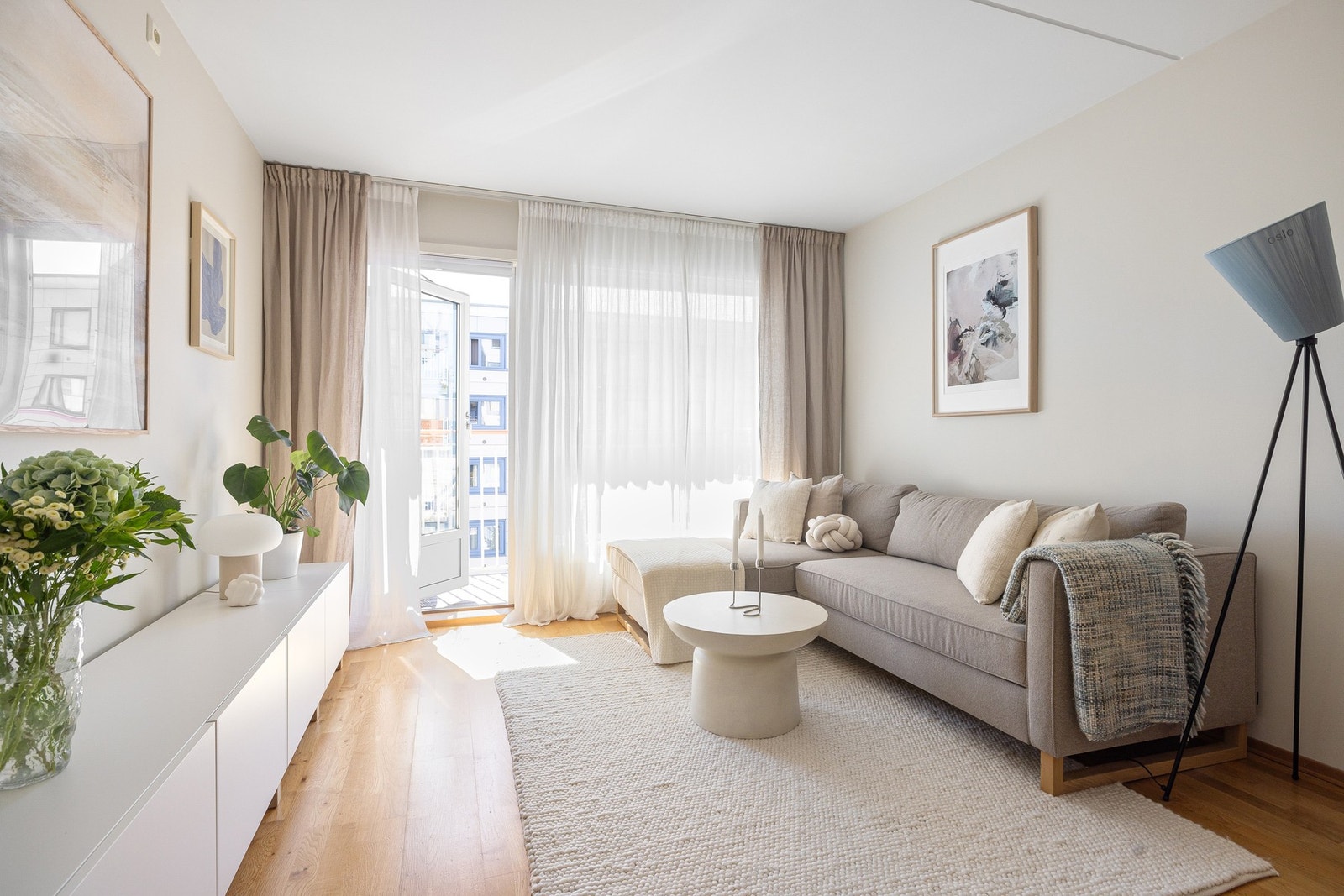 Stuen får rikelig med lysinnslipp fra store vinduer. Galleribilde