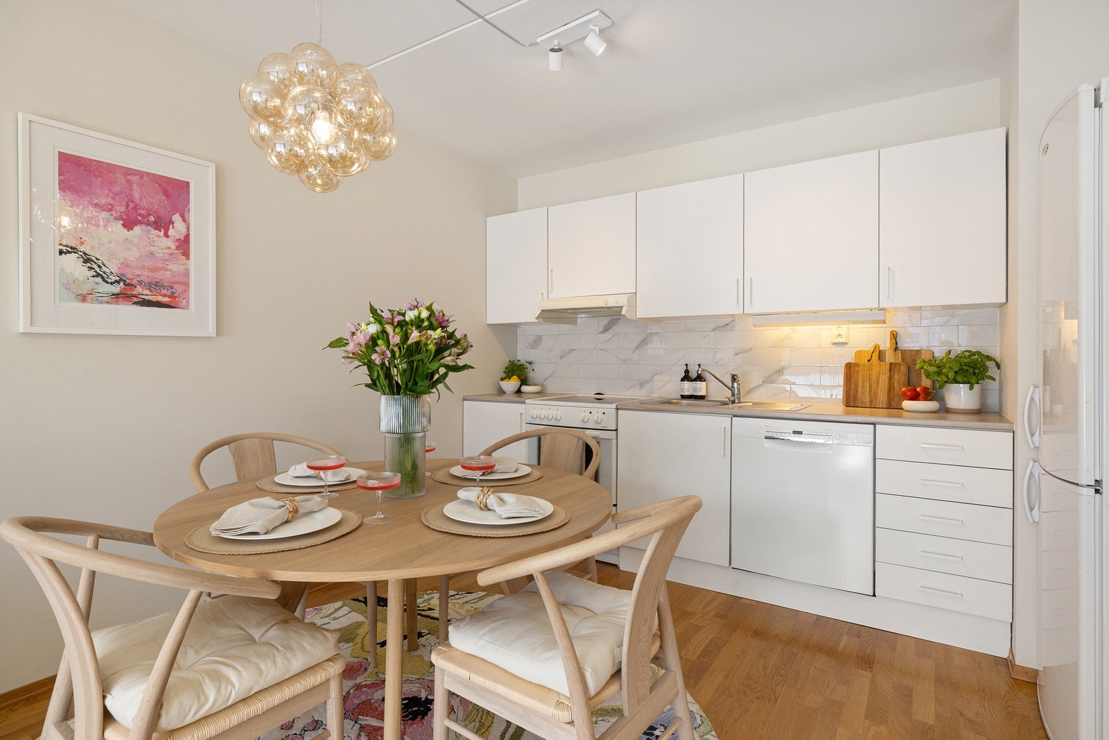 Innredningen består av glatte skapfronter og solid laminat benkeplater. Galleribilde